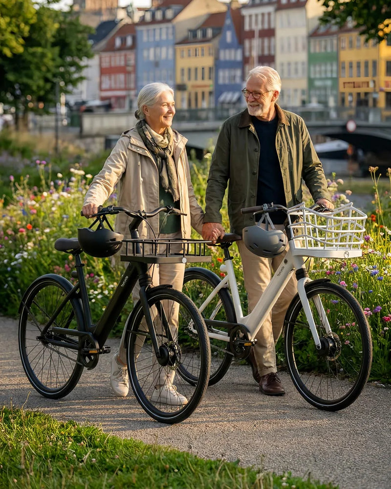 Bycycle lifestyle — old couple copenhagen