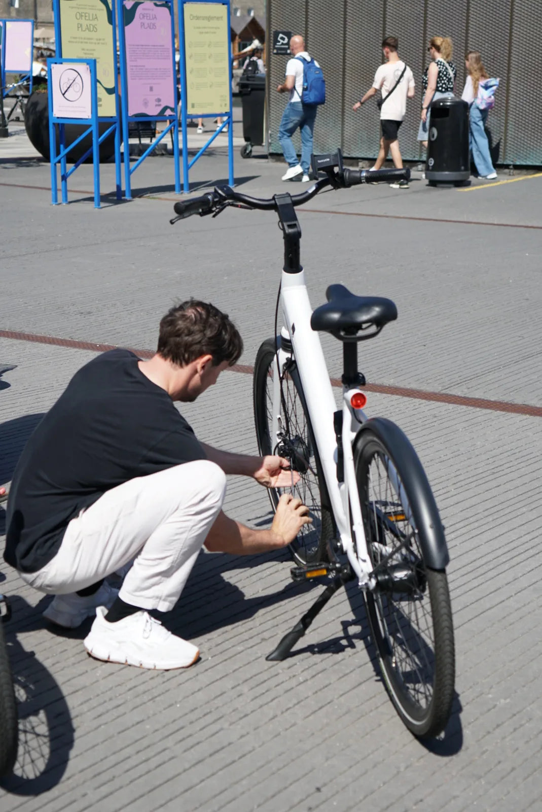 Someone from Bycycle getting a white City U ready for a test rider